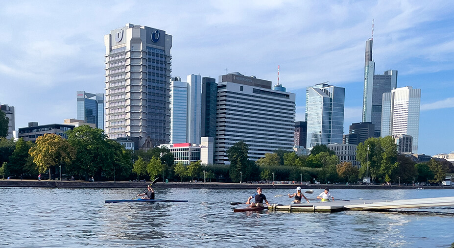 Rennkajak-Sparte des Frankfurter Kanu Vereins. Vier K1 Rennboote.