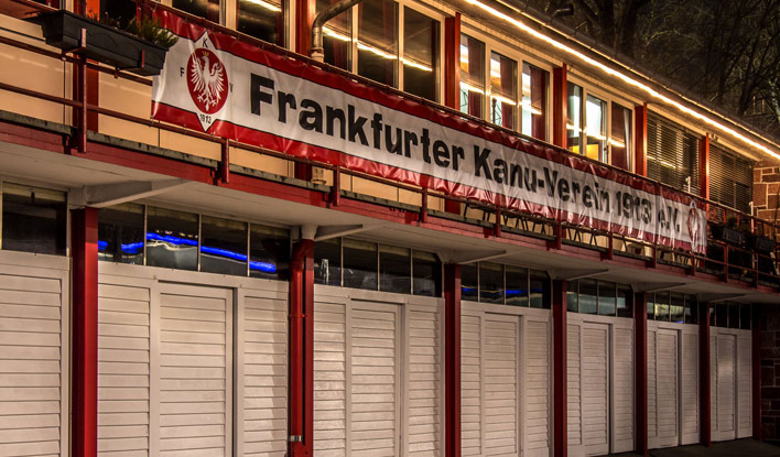 Das Bootshaus des Frankfurter Kanu-Verein zentral gelegen an der Friedensbrücke