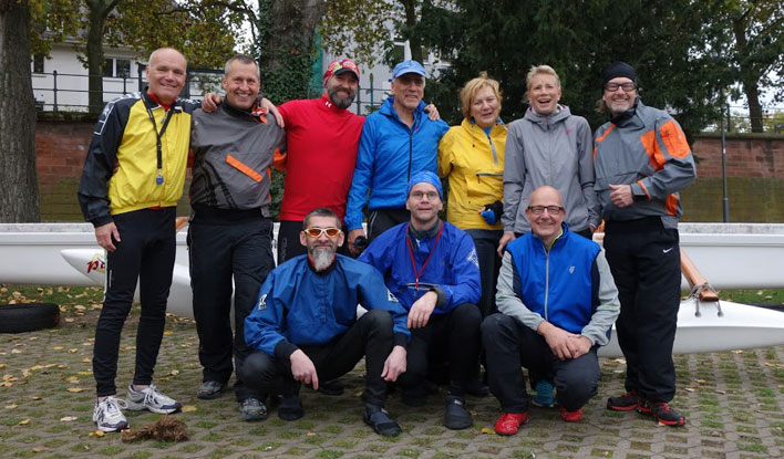 Gruppenfoto der Outrigger Paddler des Frankfurter Kanu-Vereins