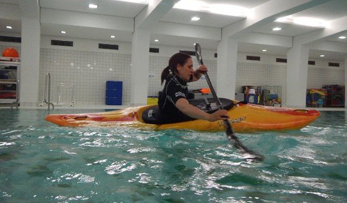 Kajaktraining im Schwimmbad beim Frankfurter Kanu-Verein