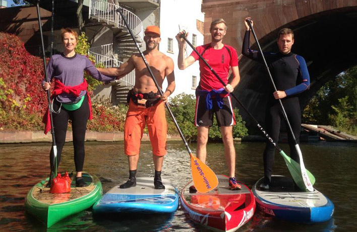 fkv-sup-training Die Stand-up Paddler des Frankfurter Kanu-Vereins beim Paddeln auf dem Main