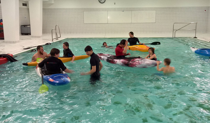 Jugendliche des Frankfurter Kanu-Vereins beim Schwimmbadtraining