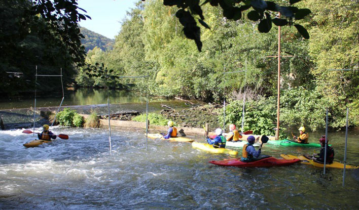 Der Frankfurter Kanu-Verein bietet Ausbildung im Wildwasser-Kajak für Kinder und Jugendliche an