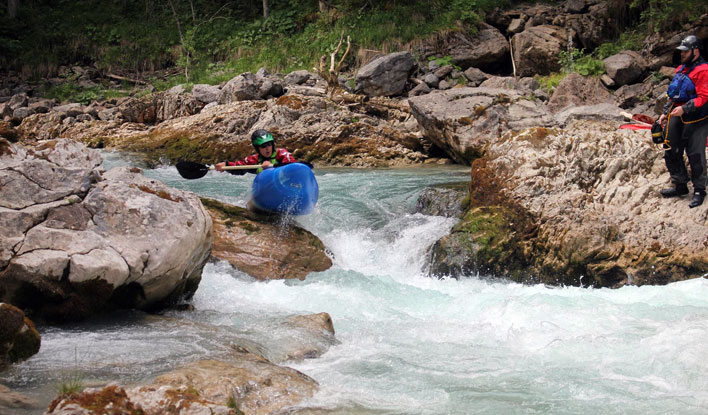 junger-fkv-wildwasserfahrer-faehrt-ueber-felsen Ein Paddler des Frankfurter Kanu-Verein fährt über Felsen