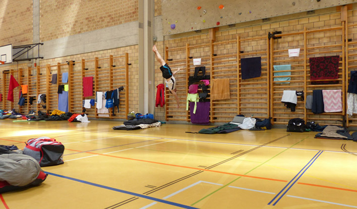 turnhalle-mit-vielen-bunten-handtuechern FKV Paddler trainieren im Winter auch in der Halle