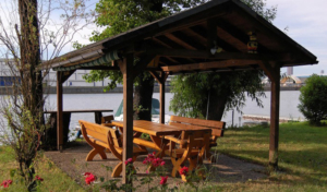 überdachte Laube mit Tisch und Bänken am FKV Außengelände